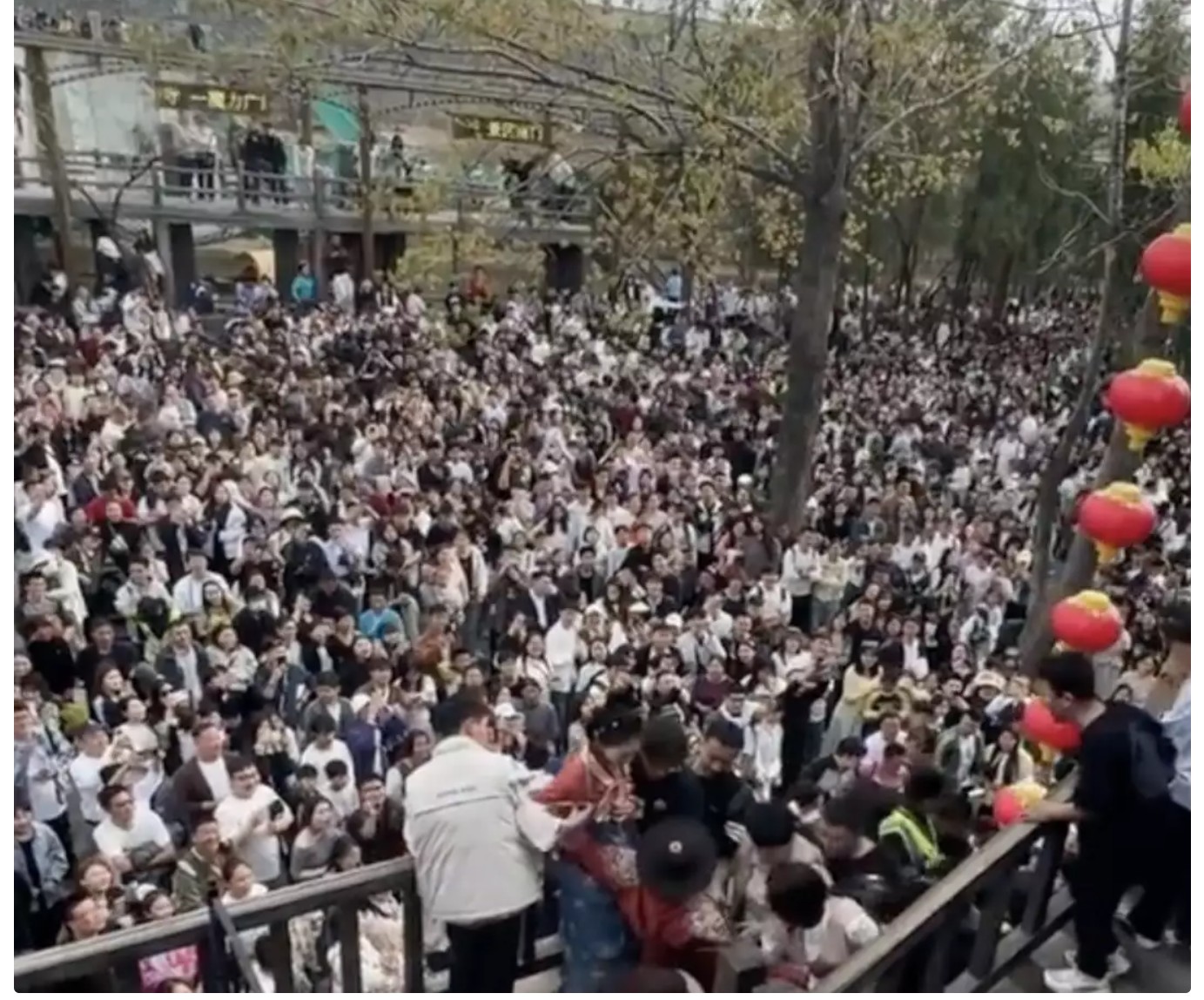 崩了！一景区突发，上千名游客高喊“退票”