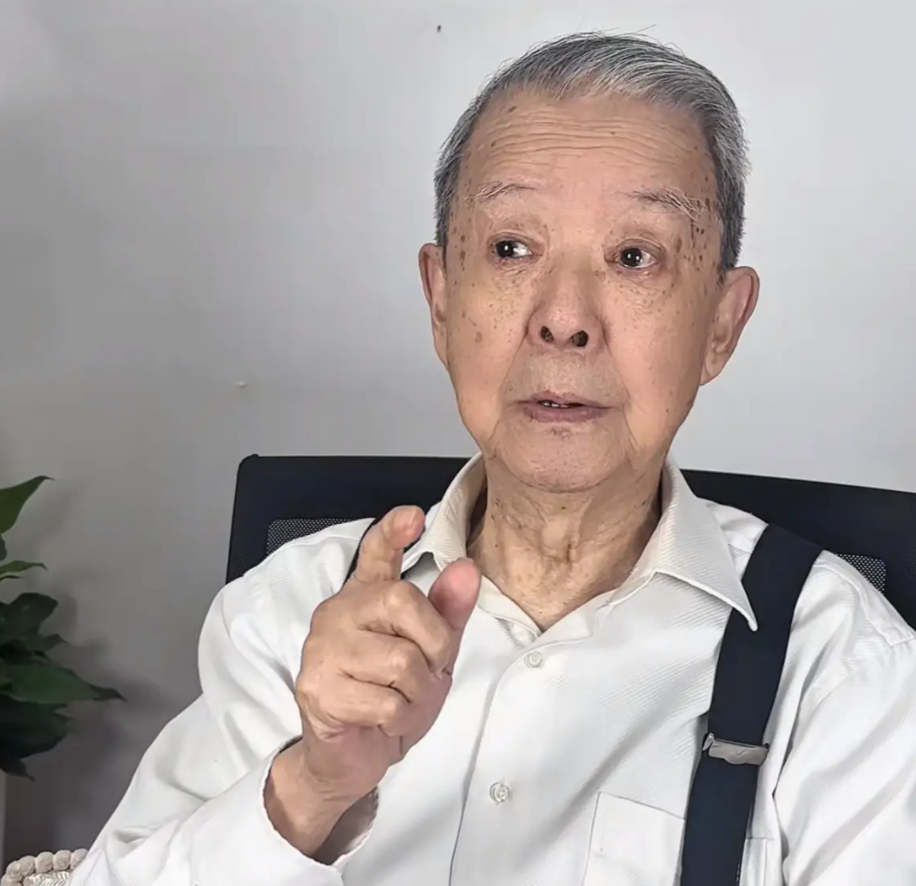 原创 上海笑星谭义存去世！享寿90岁，生前喜爱收集烟灰缸，曝长寿秘诀