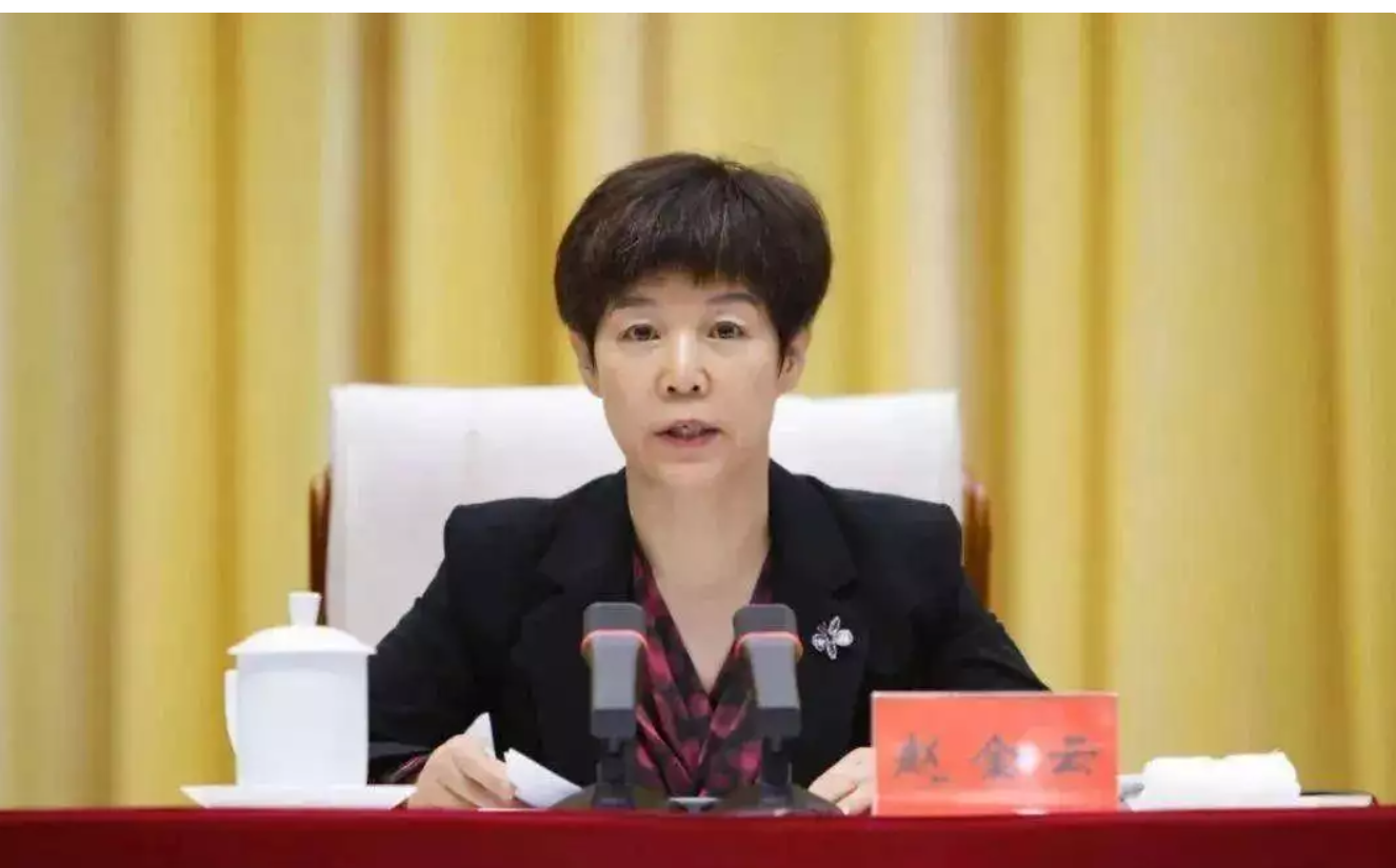 甘肃原副省长赵金云被决定逮捕，通报称其大搞家庭式腐败，其夫包东红去年被查